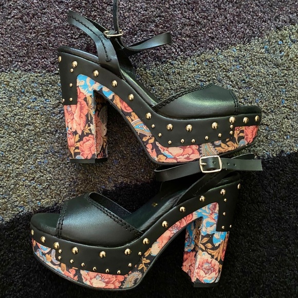 Chinese Laundry Boho Studded Wedges! Brand New! - Picture 2 of 7